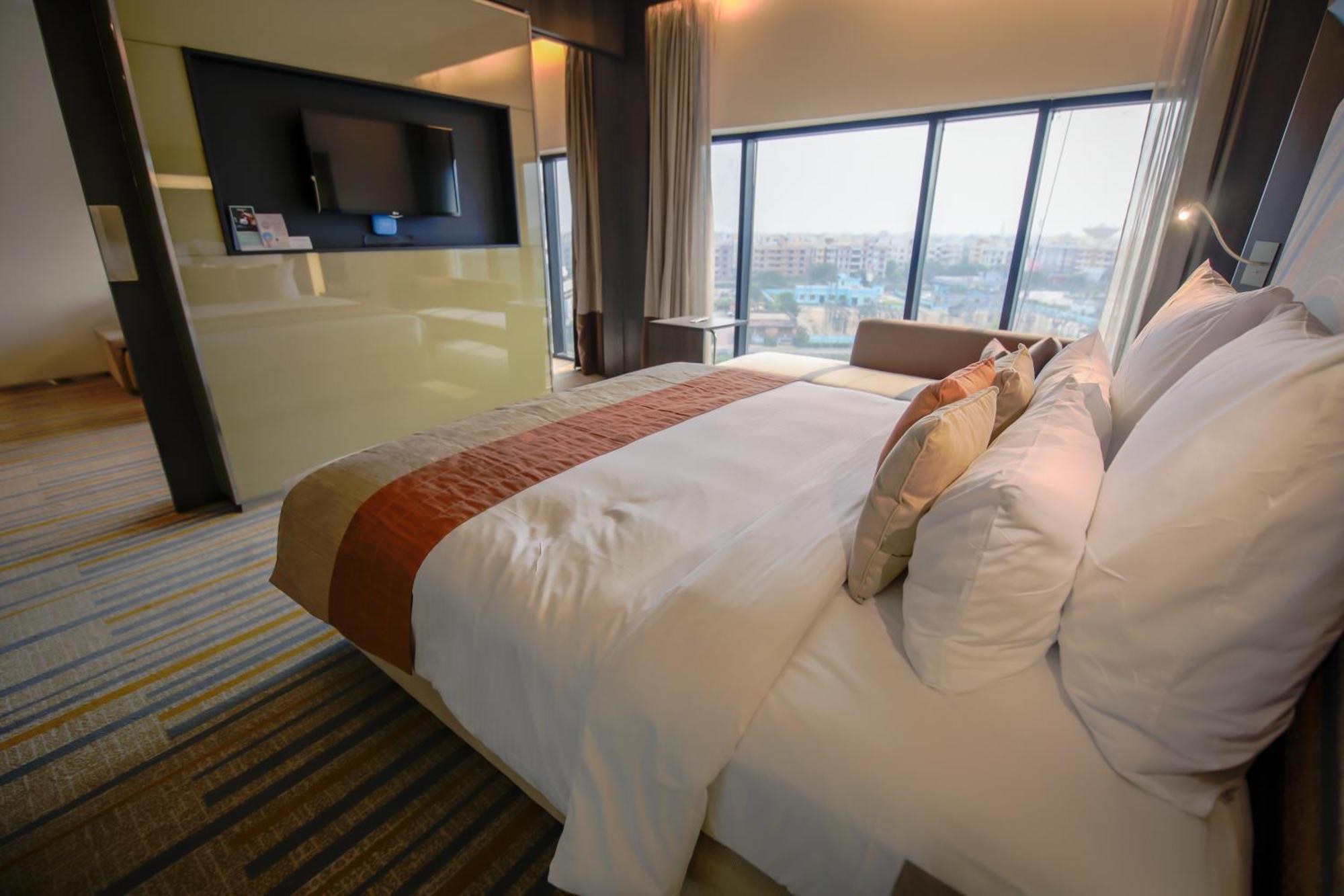 Novotel And Residences होटल